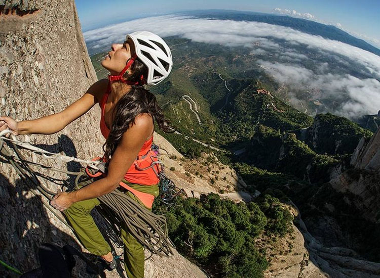 Daila Ojeda hace su primera vía de largos en Montserrat
